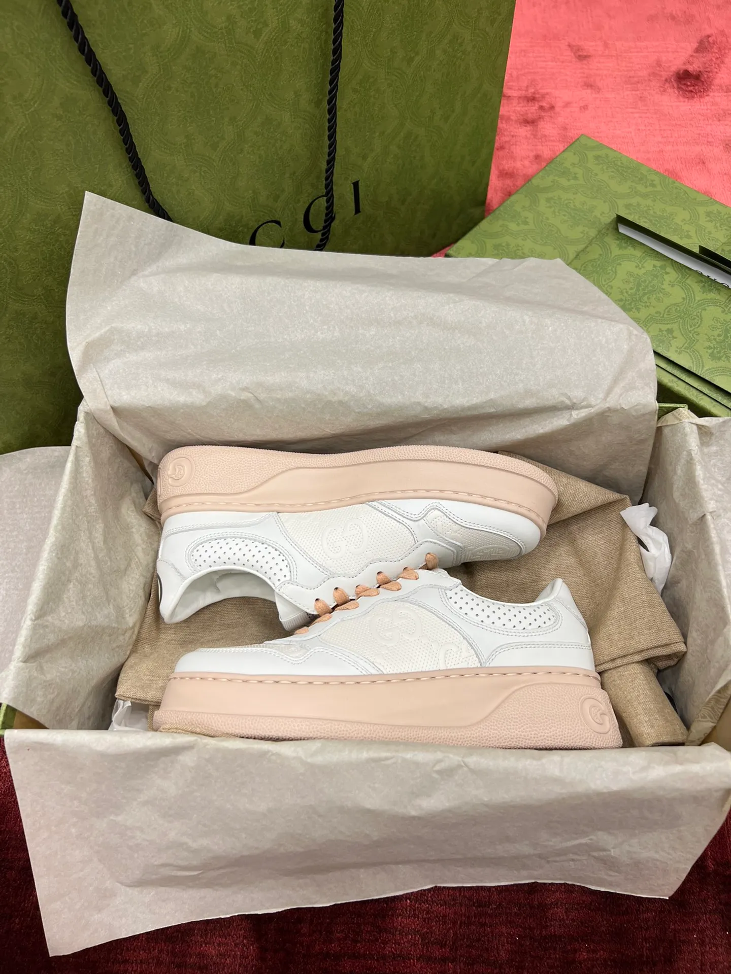 👟👟Ex-factory price 480👟👟 Gucc*i~~New upgraded version, original original color @GG couple's thick-soled shoes...biscuit shoes...white shoes...sneakers...flat shoes...catwalk style: celebrities, Internet celebrities, Xiaohongshu, etc. will definitely plant grass and call❤ Original customized cowhide fabric (classic old floral fabric, perforation, embossing process), the original bottom has a big logo, and there is a GG on the heel Logo, 5cm thick sole, classic Gucci webbing... Women's size 35-40, men's size 39-44
